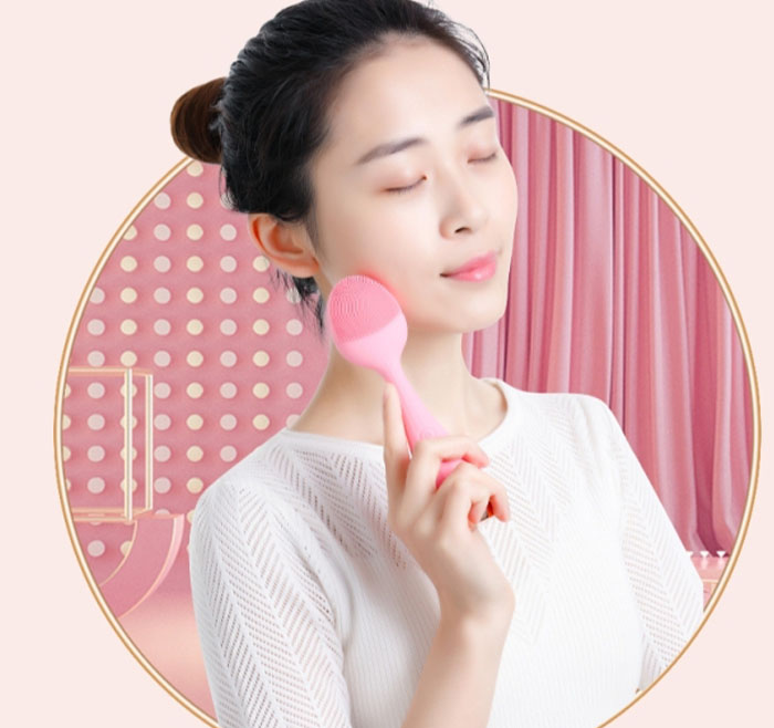 2020 New Arrival Portable Waterproof Silicone Facial Cleansing Brush Electric Face Massager Anti-aging